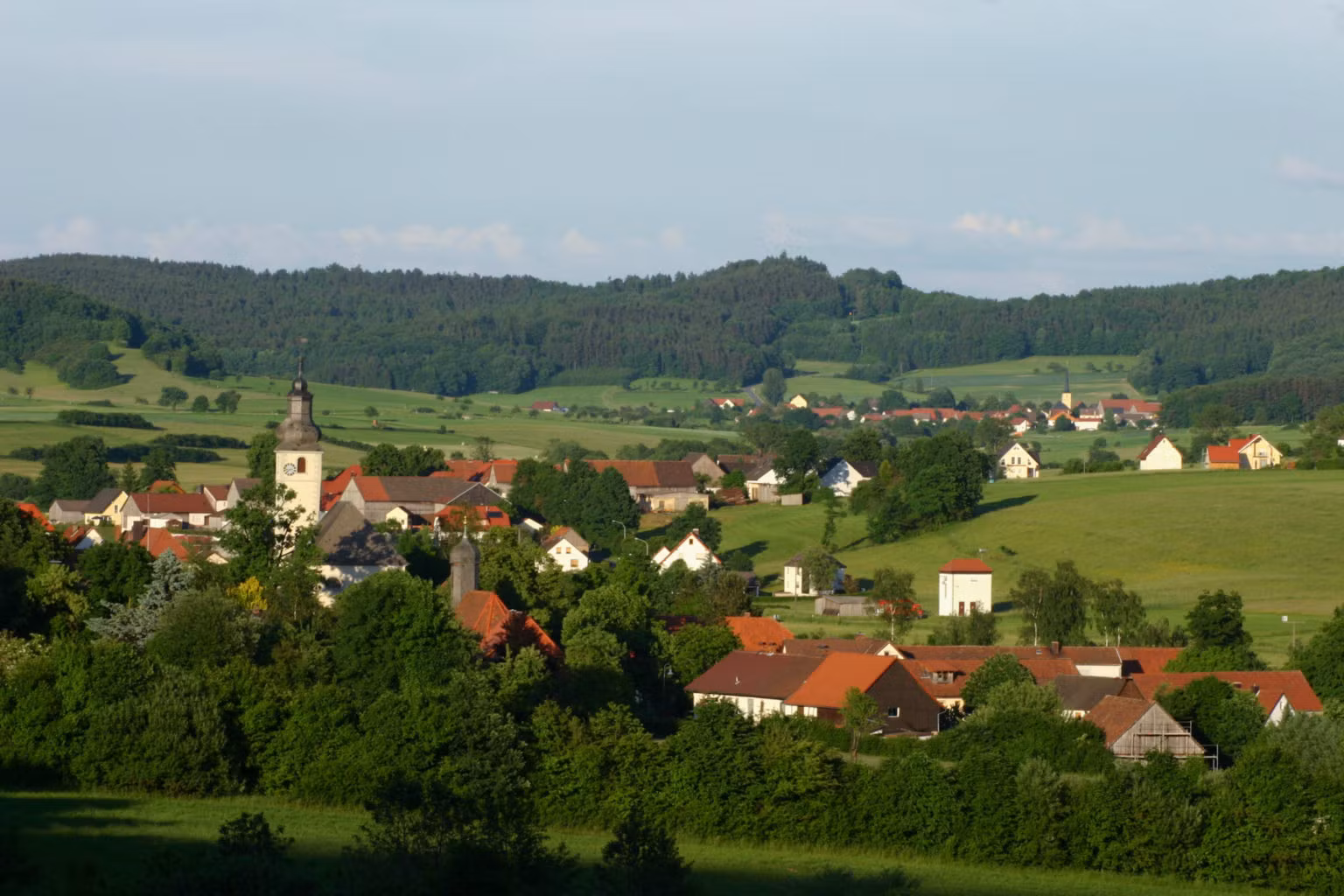Kirchahorn aus der Entfernung mit Kirche im Sommer