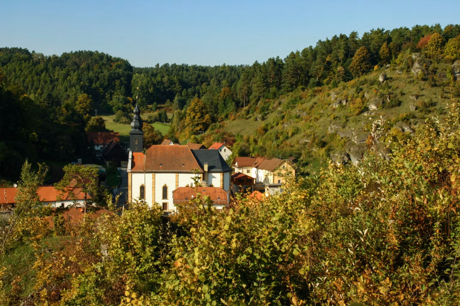 Oberailsfeld aus der Entfernung mit Kirche im Zentrum